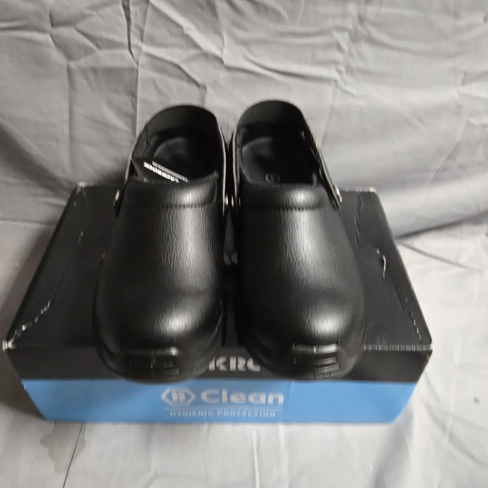 BOXED PAIR OF BLACKROCK SAFETY CLOGS - UK SIZE 4