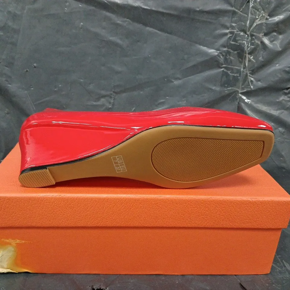 BOXED PAIR GRACE WOMENS MID WEDGE HEEL SQUARE LEATHER SHOES - UK SIZE UNSPECIFIED
