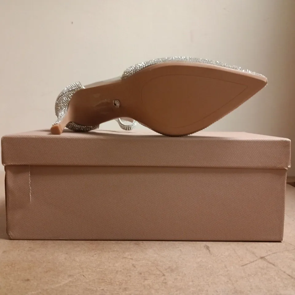 BOXED PAIR OF CARVELA POINTED TOE DIAMANTE EFFECT MID HEELS SIZE EU 36