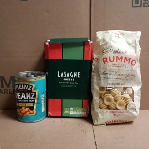 APPROXIMATELY 10 ASSORTED FOOD AND DRINK ITEMS TO INCLUDE RUMMO, LASAGNE, HEINZ BEANZ, ETC