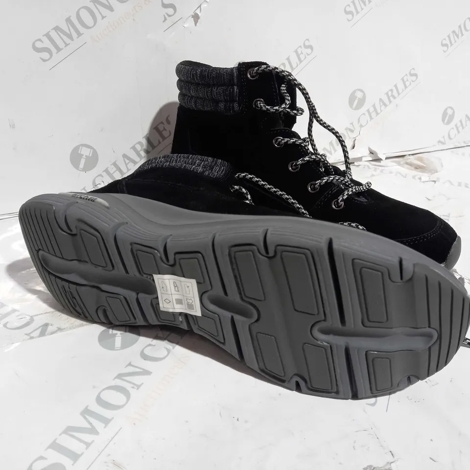 SKETCHERS AIR-COOLED ARCHFIT BOOTS - UK SIZE 4.5