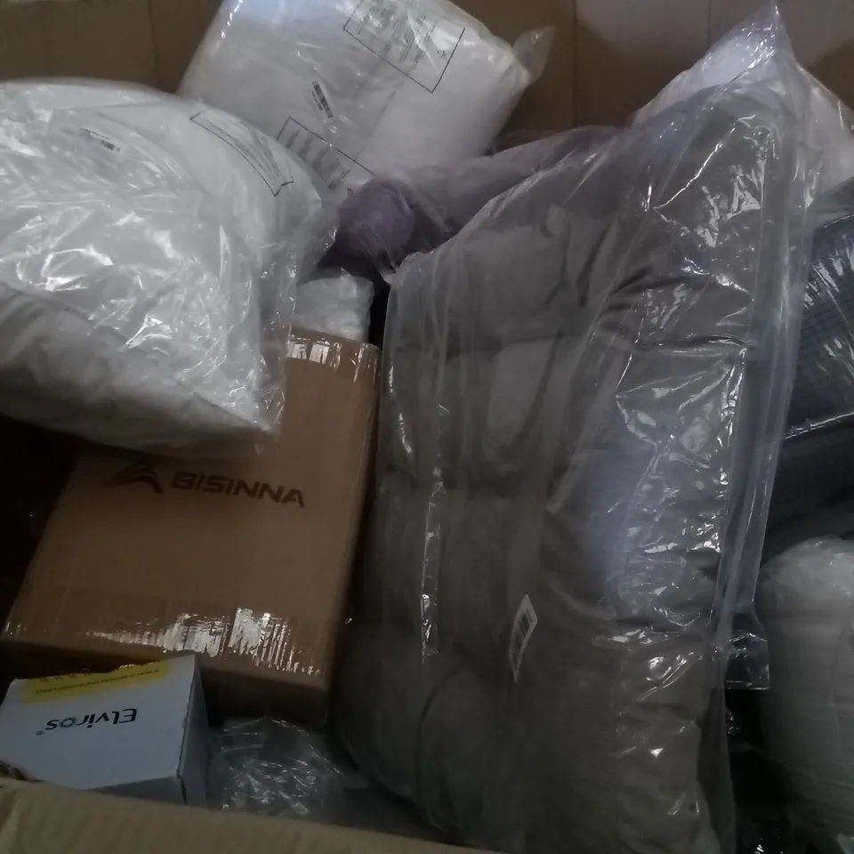 PALLET OF ASSORTED ITEMS INCLUDING AMERIERGO FOOT REST, SLEEPING BAG, ELVIROS MEMORY FOAM CERVICAL PILLOW, DOOR STOPPER, LEMONDUCK SEAT CUSHION 