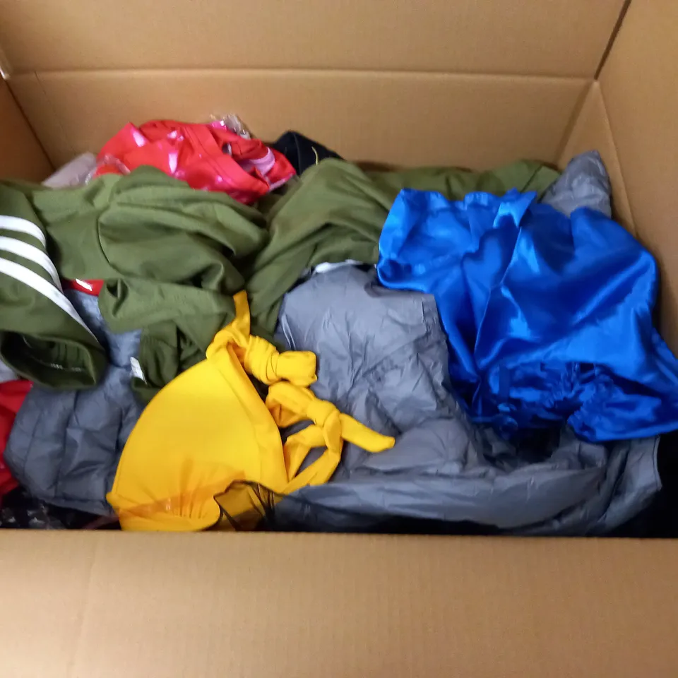 LARGE QUANTITY OF ASSORTED CLOTHING ITEMS 