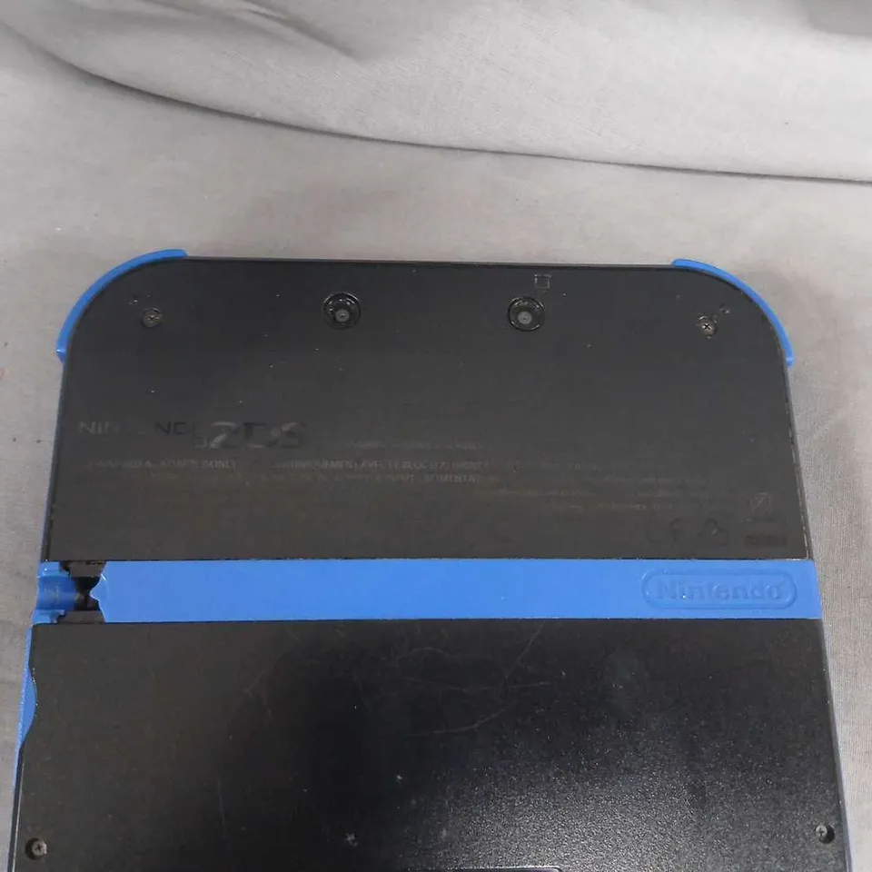 NINTENDO 2 DS HANDHELD GAME CONSOLE – BLACK WITH BLUE ACCENT