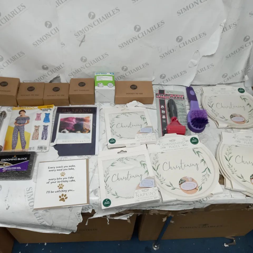 LOT OF APPROXIMATELY 12 ASSORTED HOUSEHOLD ITEMS TO INCLUDE CHRISTENING PLATES, GROOMING BLOCK, AND SOLORAKE PET BRUSH ETC.