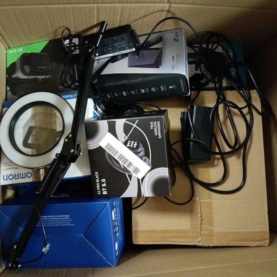 APPROXIMATELY 20 ASSORTED ELECTRICAL ITEMS TO INCLUDE ELECTRIC LOGITECH K400, FORMULAER Z11 PRO, OMRON M4 INTELLI IT, ETC - COLLECTION ONLY 