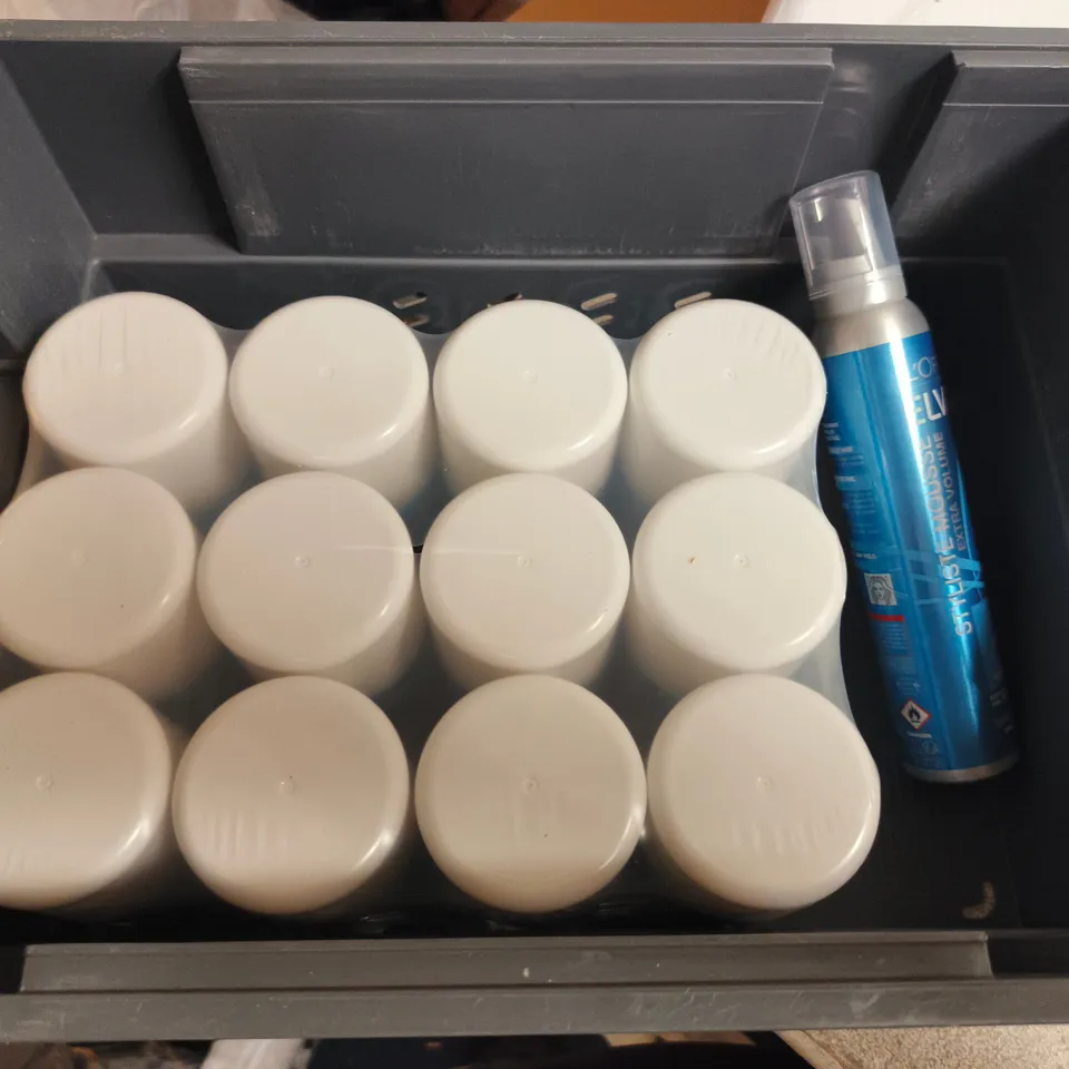 APPROXIMATELY 15 ASSORTED AEROSOLS TO INCLUDE LYNX , LOREAL AND LOREAL MEN