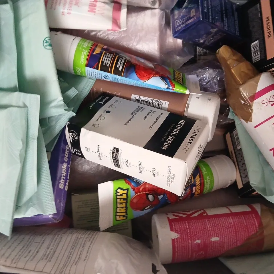 APPROXIMATELY 18 ASSORTED COSMETIC ITEMS INCLUDING VARIOUS MAKES AND BRANDS - COLLECTION ONLY