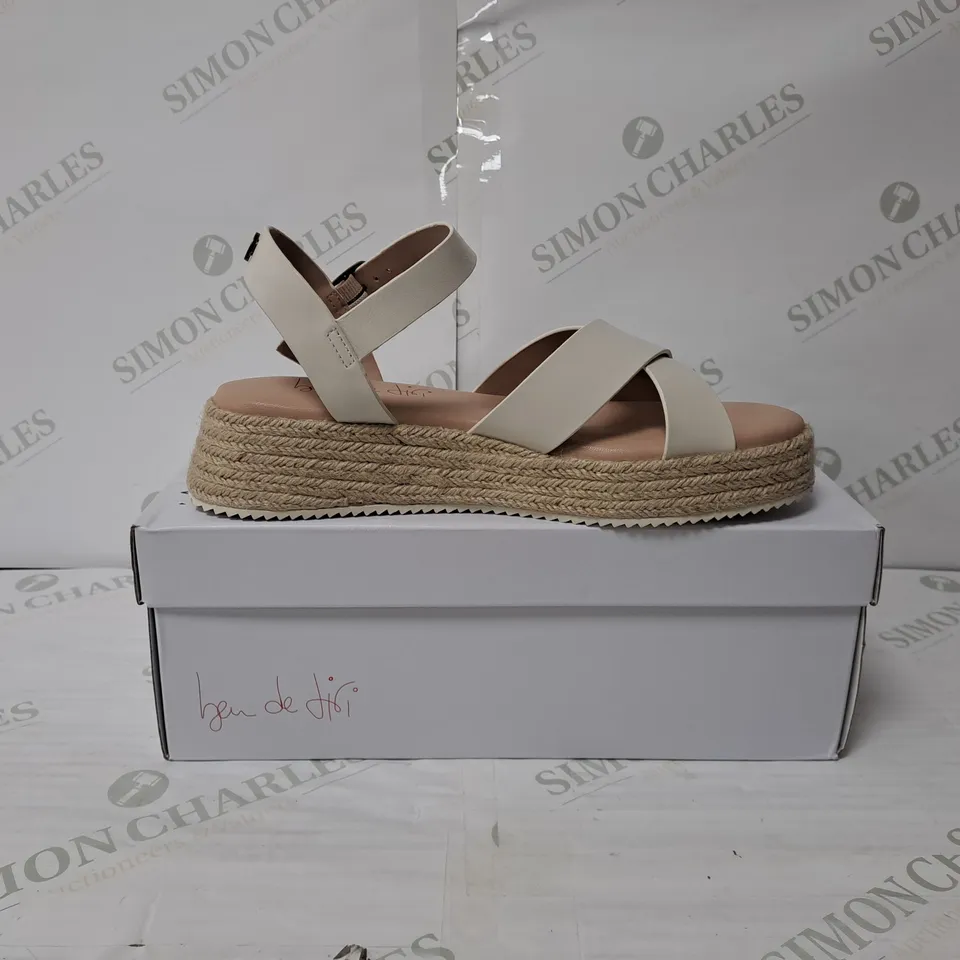 BOXED PAIR OF BEN DE LISI PALMA LEATHER SANDALS IN TALC SIZE 6 