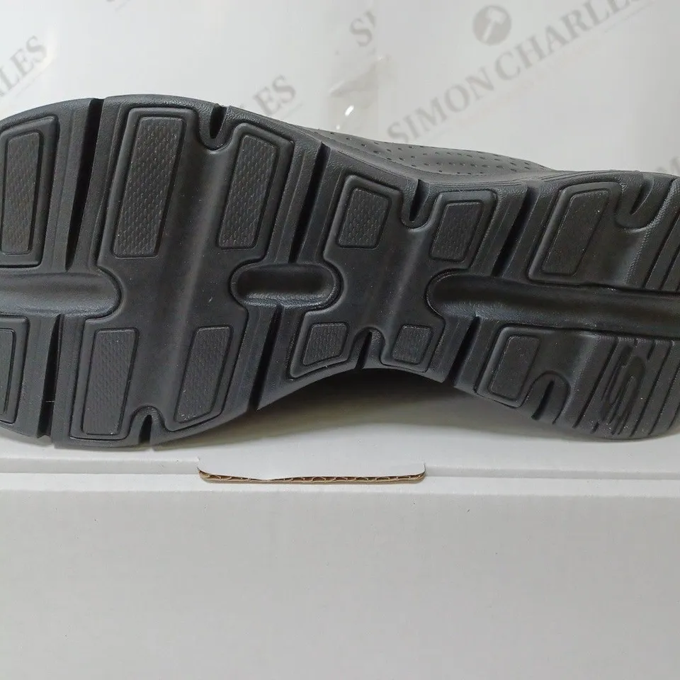 SKECHERS ARCH FIT TRAINERS BLACK SIZE 8