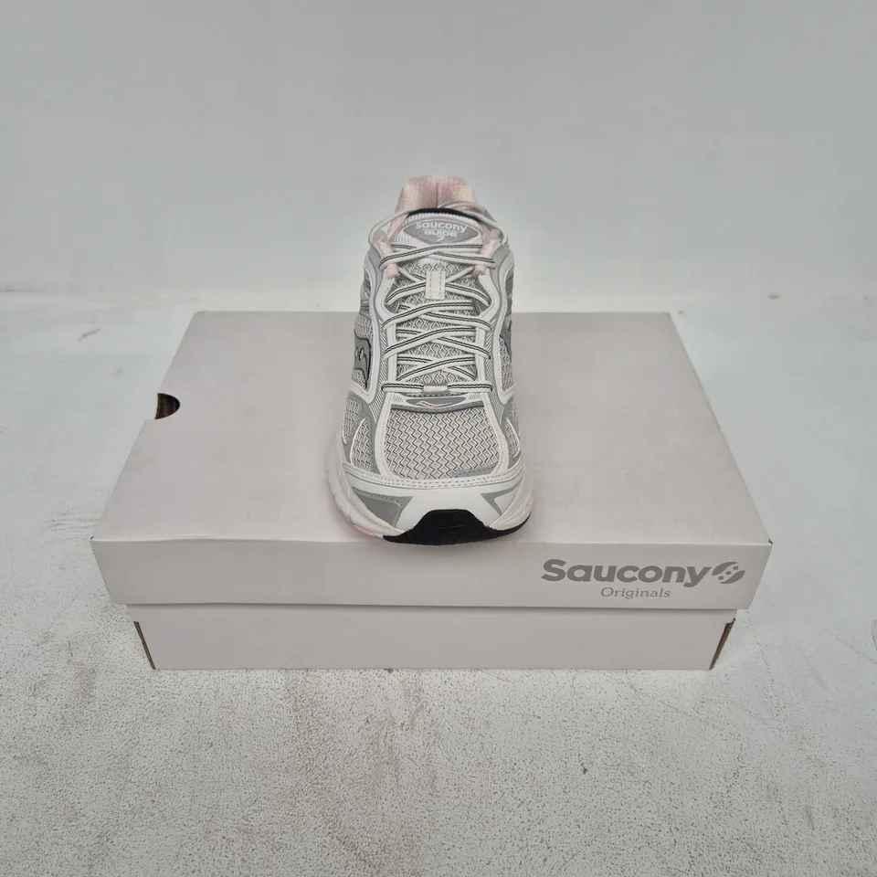 BOXED PAIR OF SAUCONY ORIGINALS PROGRID GUIDE 7 TRAINERS IN WHITE/PINK - UK 7