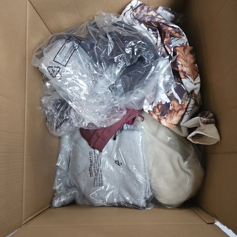 BOX OF APPROXIMATELY 25 ASSORTED CLOTHING ITEMS TO INCLUDE WHITE JEANS, LAMBS WOOL V NECK JUMPER, GLOVES, BELT ETC