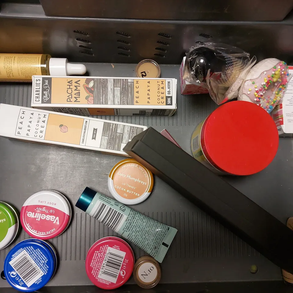 BOX OF APPROX 10 ITEMS TO INCLUDE NAYA MOISTURISER, RELIWASH SALINE EYE WASH, CLINIQUE MOISTURISING LOTION