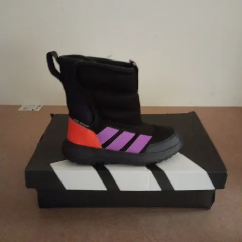 BOXED PAIR OF ADIDAS WINTERPLAY CHILDRENS BOOTS IN BLACK - UK 13.5