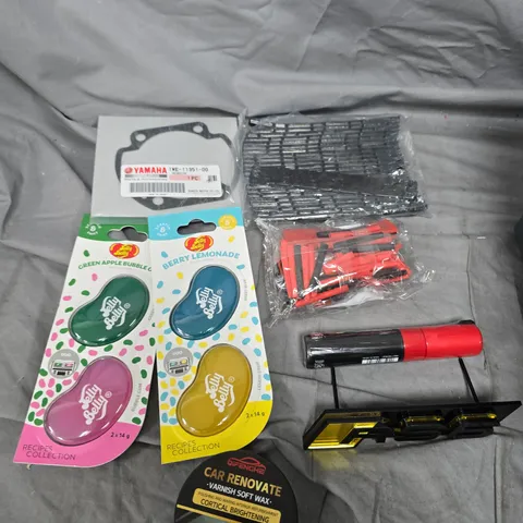 APPROXIMATELY 15 ASSORTED VEHICLE PARTS/ACCESSORIES TO INCLUDE SOFT WAX, RS6 BADGE, TYRE MARKER ETC