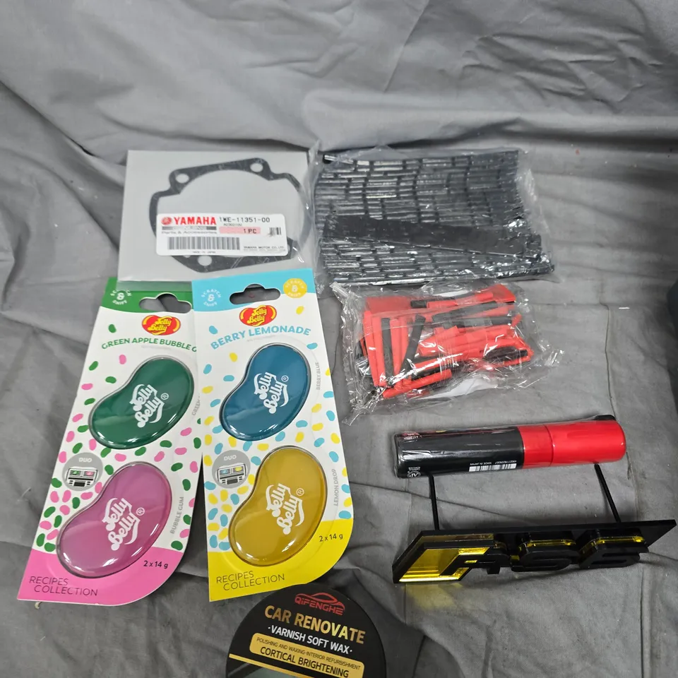APPROXIMATELY 15 ASSORTED VEHICLE PARTS/ACCESSORIES TO INCLUDE SOFT WAX, RS6 BADGE, TYRE MARKER ETC 