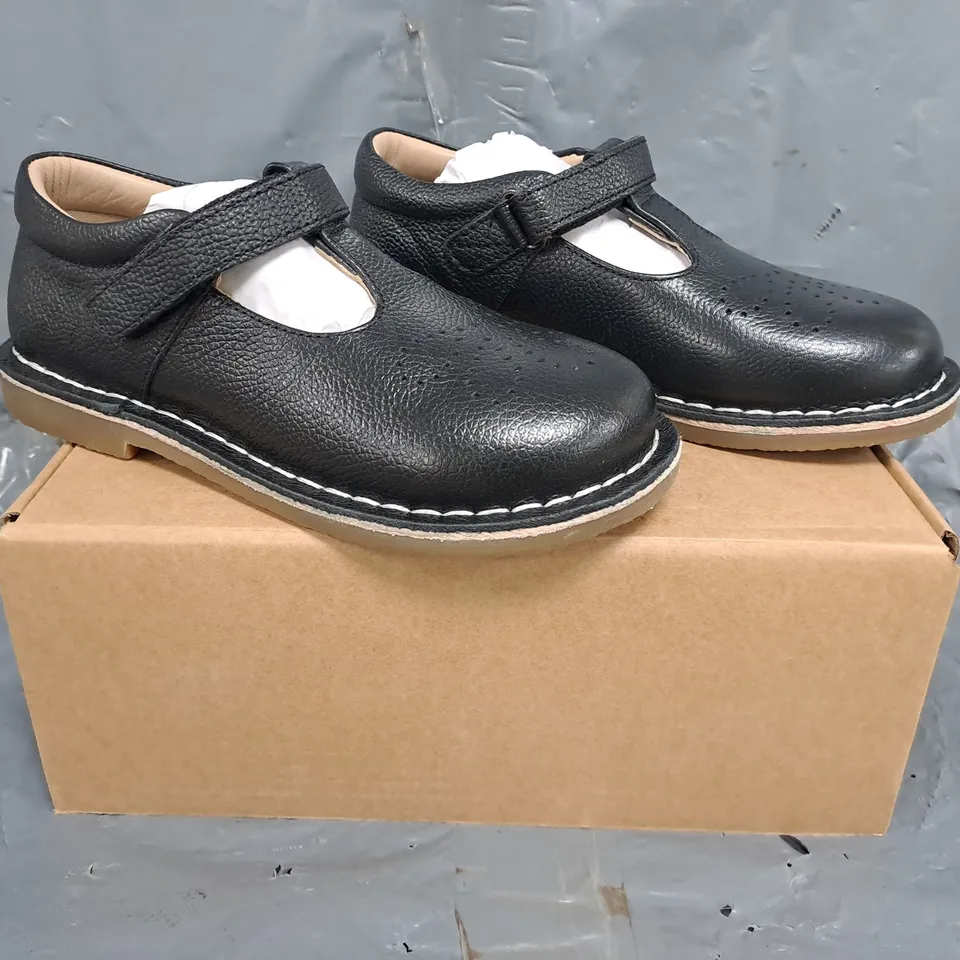 BOXED PAIR OF MINI BODEN KIDS SHOES IN BLACK SIZE EU 30