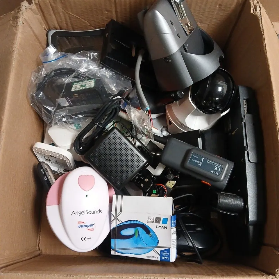 APPROXIMATELY 15 ASSORTED ELECTRICAL PRODUCTS TO INCLUDE MOBILE PHONE, CAMERA FLASH, WIRED MOUSE ETC