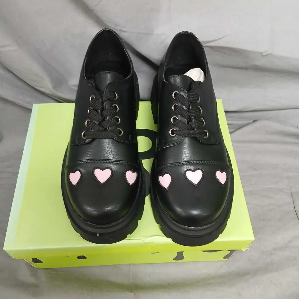 BRAND NEW BOXED KOI KIDZ LIL' TENNIN HEART SHOES – BLACK WITH PINK HEARTS, UK 1
