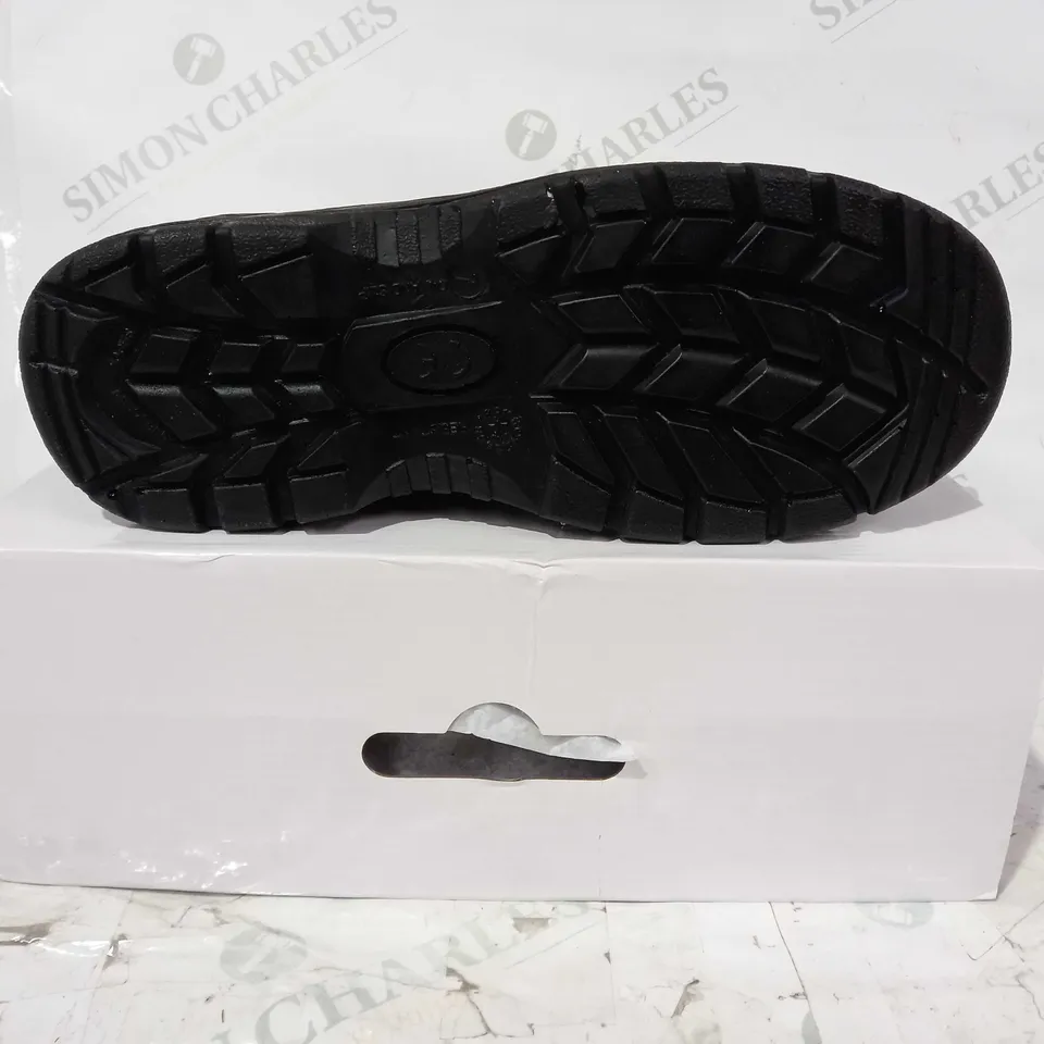 PAIR OF DESIGNER CHUKKA BOOTS IN BLACK UK SIZE 7