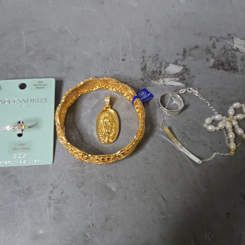 APPROXIMATELY 10 ASSORTED JEWELLERY ITEMS TO INCLUDE - RINGS , BRACELET , BANGLE ETC
