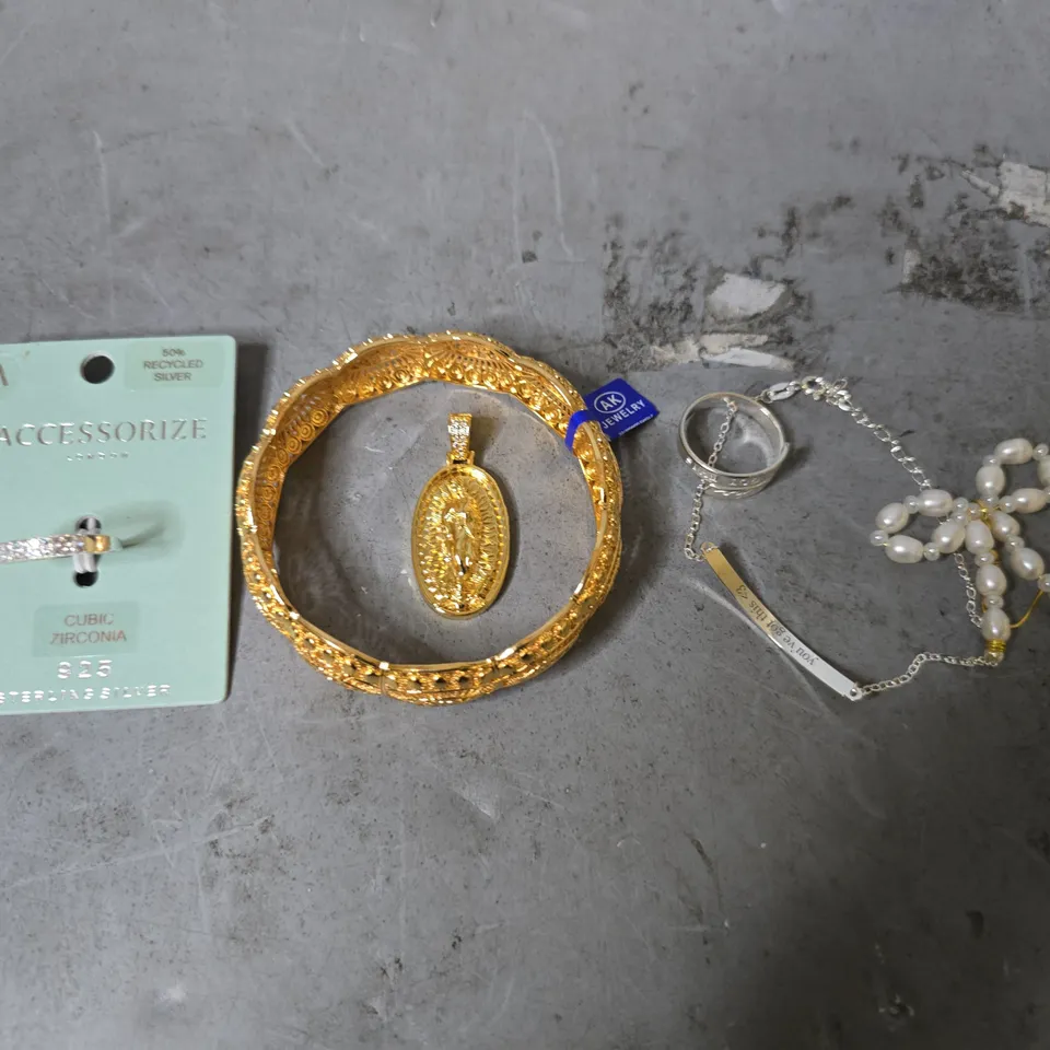 APPROXIMATELY 10 ASSORTED JEWELLERY ITEMS TO INCLUDE - RINGS , BRACELET , BANGLE ETC