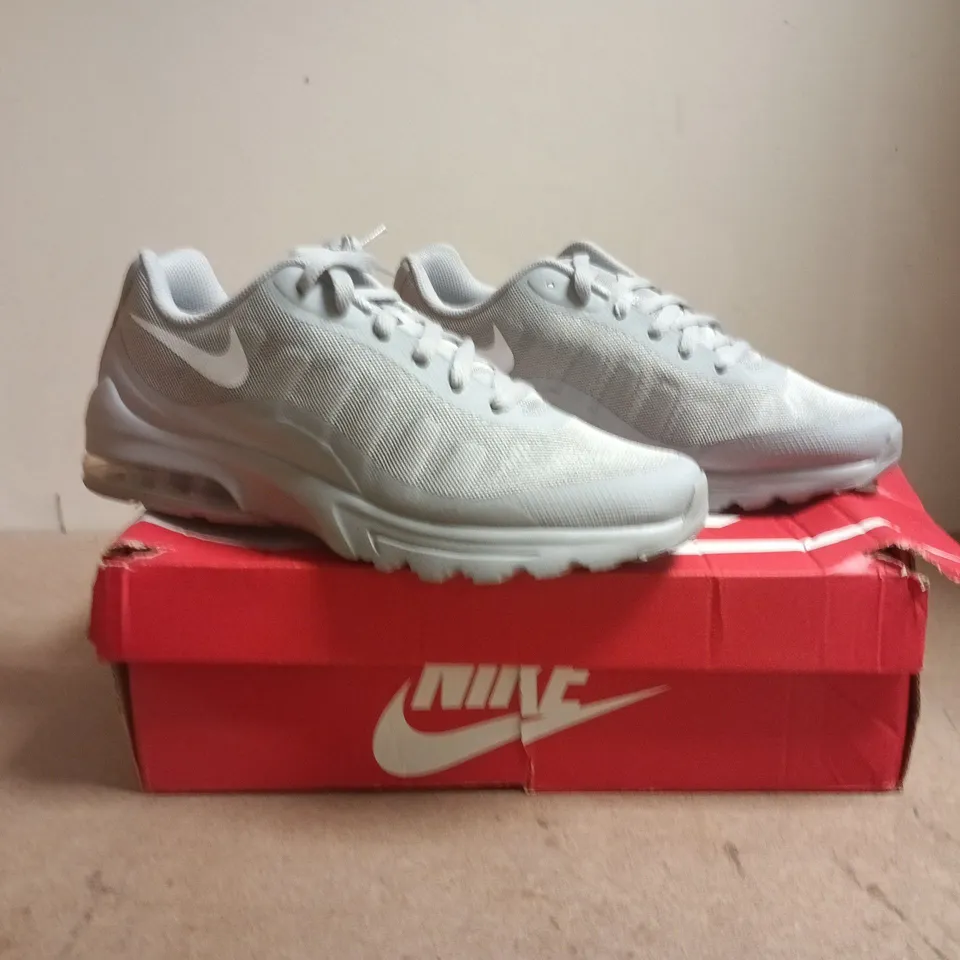 BOXED PAIR OF NIKE AIR MAX INVIGOR TRAINERS IN GREY SIZE UK 8.5