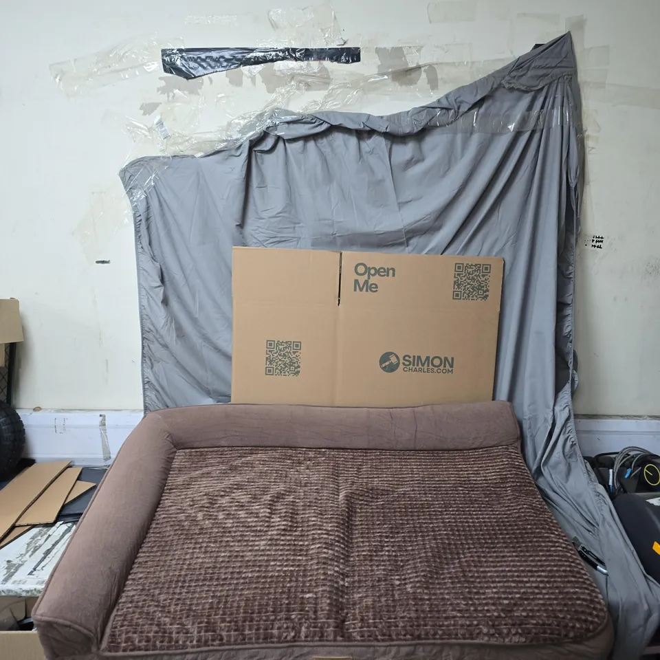 BROWN CORNER STYLE DOG BED 