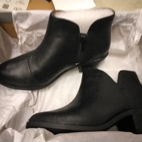 BOX OF 5 VIONIC SHOE BOXES CONTAINING FELICITY LIV METALLIC BLACK ANKLE BOOTS SIZE 3