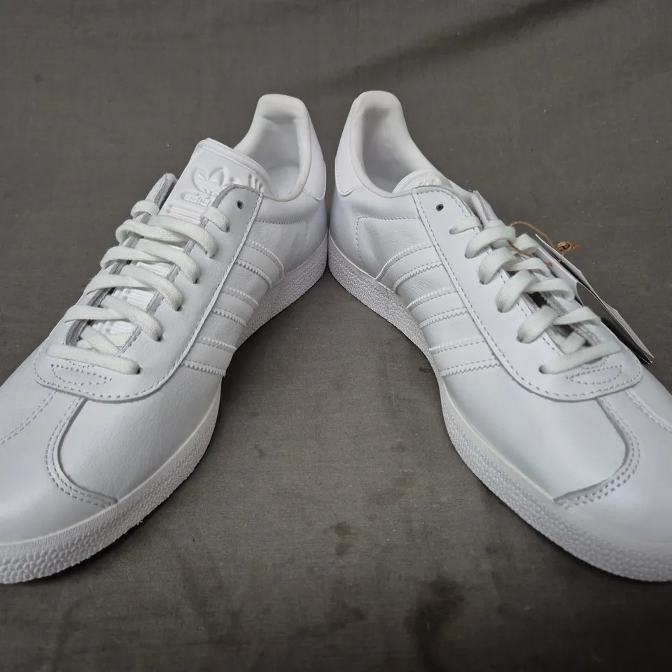 BOXED PAIR OF ADIDAS GAZELLE SHOES IN WHITE UK SIZE 8.5