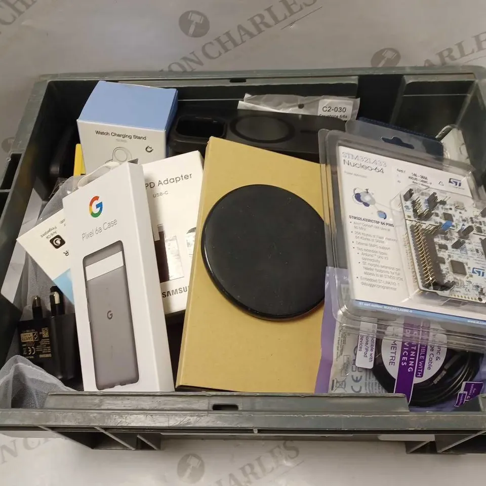 LOT OF APPROXIMATELY 30 PHONE ACCESSORIES AND ELECTRICALS TO INCLUDE 158000MAH POWER BANK, WATCH CHARGING STAND, GOOGLE PIXEL 6 PHONE CASE, ETC