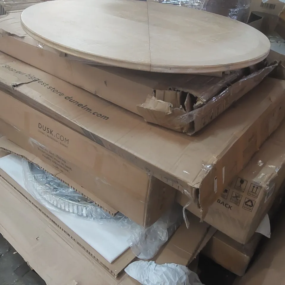 PALLET CONTAINING A LARGE QUANTITY OF ASSORTED
