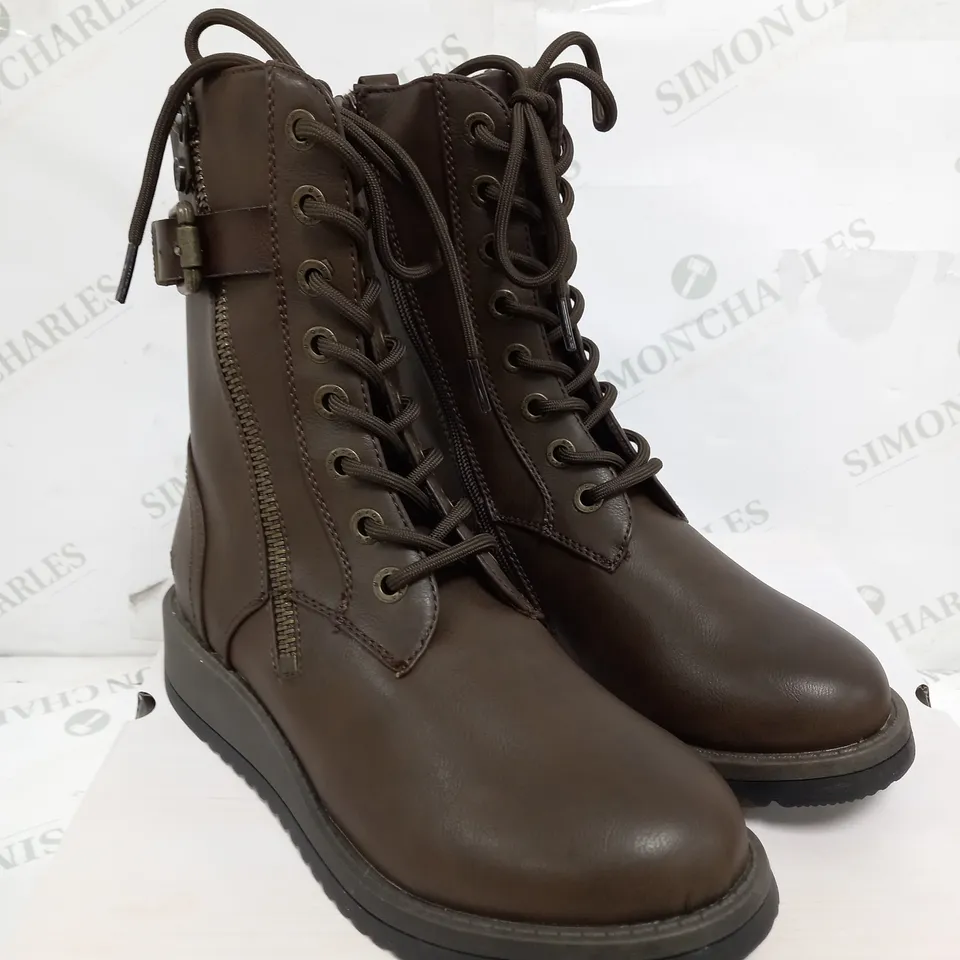 BOXED BLOWFISH MALIBU BLACK HIGH BOOTS - SIZE 6