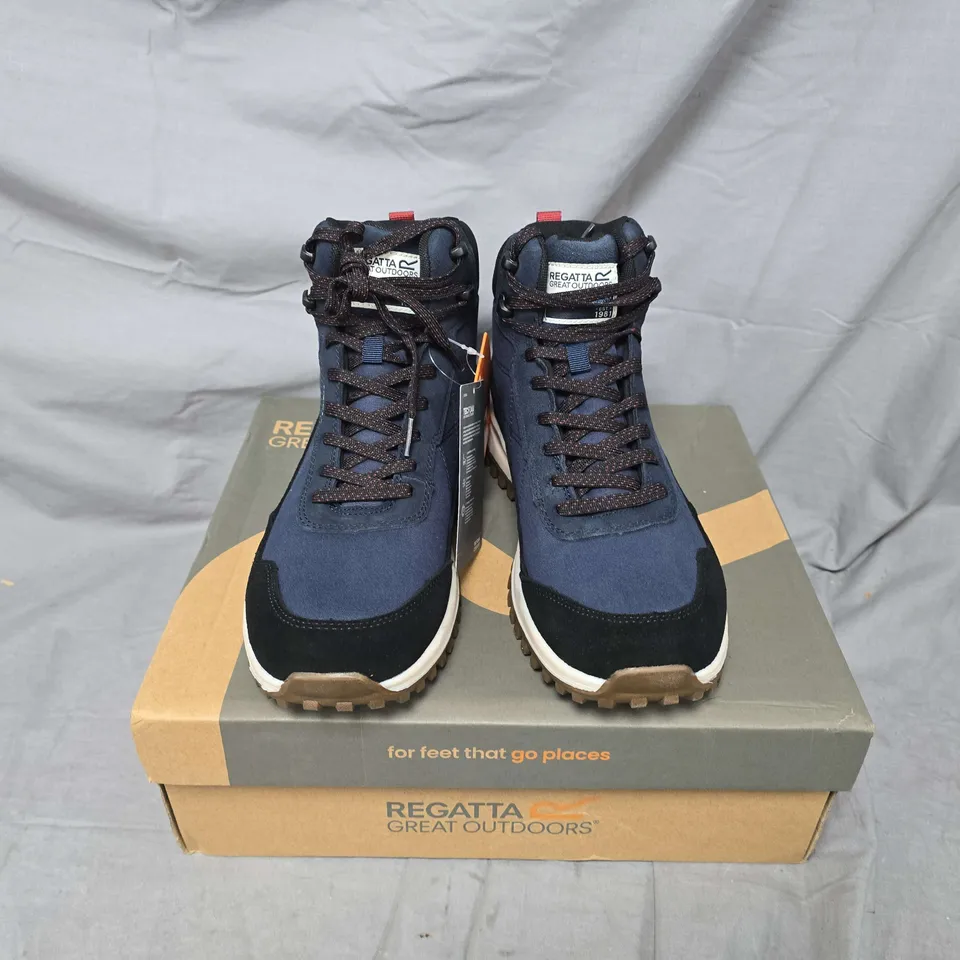 BOXED PAIR OF REGATTA GREAT OUTDOORS MAYFIELD BOOTS IN NAVY/BLACK - UK 8