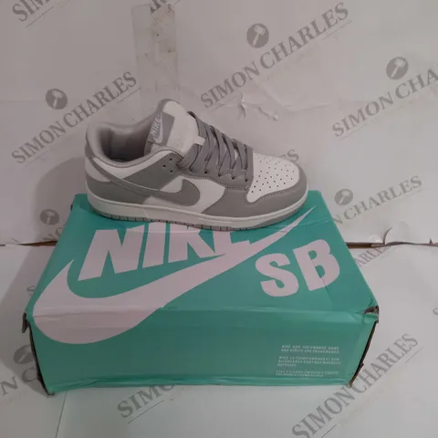 BOXED PAIR OF NIKE SB DUNKS IN GREY SIZE 5.5