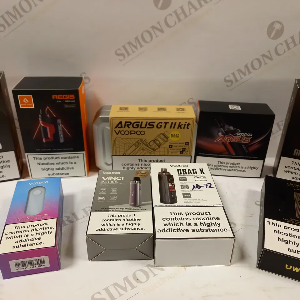 BOX OF APPROX 25 VAPING DEVICES AND ACCESSORIES TO INCLUDE ARGUS GT II KIT, VOOPOO DRAG E60 AND VOOPOO VINCI POD KIT