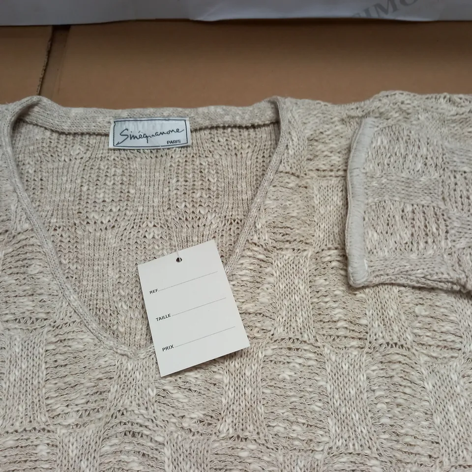 LOT OF APPROXIATELY 20 AS NEW TEXTURED KNIT V-NECK JUMPERS IN NATURAL - SIZE UNSPECIFED