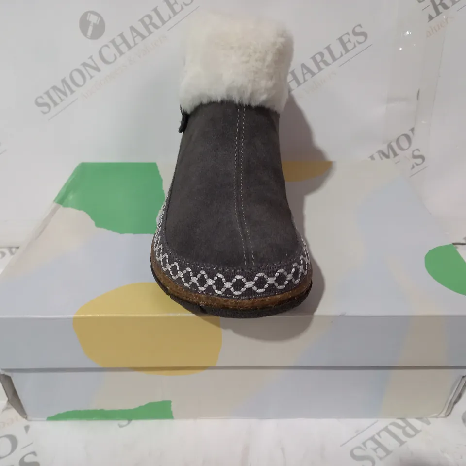 BOXED PAIR OF EARTH ORIGINS EMMALYN BOOTIES IN GREY UK SIZE 5