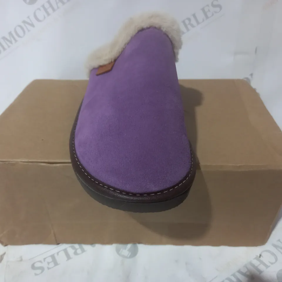 BOXED PAIR OF LAZY DOGZ SLIPPERS IN PURPLE SIZE 7