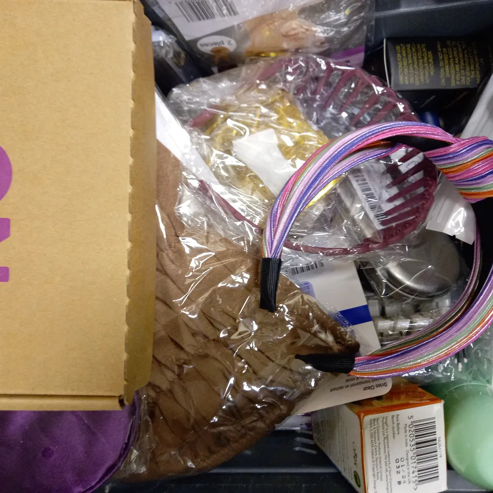 LOT OF APPROXIMATELY 20 ASSORTED HEALTH & BEAUTY ITEMS, TO INCLUDE LASHES, HAIR PIECE, TOOTHBRUSH, ETC