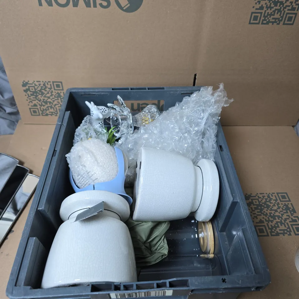 TOTE OF APPROXIMATELY 10 ASSORTED ITEMS TO INCLUDE: 21 MUG 