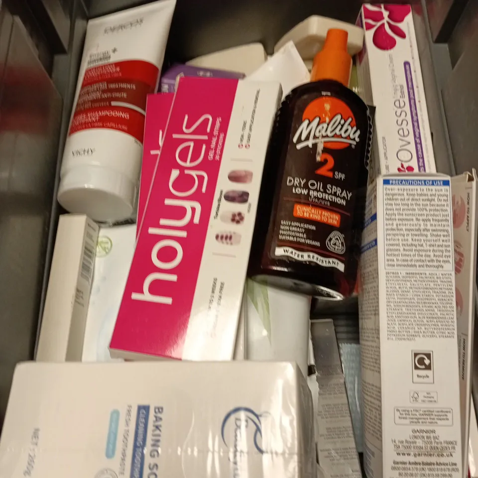 APPROXIMATEY 20 ASSORTED HEALTH AND BEAUTY PRODUCTS TO INCLUDE - E45 LEAVE IN SCALP SERUM - MALIBU DRY OIL SPRAY AND CERAVE HYDRATING CLEANSER