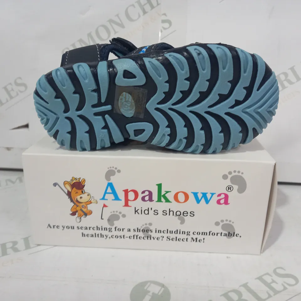 BOXED PAIR OF APAKOWA KIDS SHOES IN NAVY EU SIZE 24