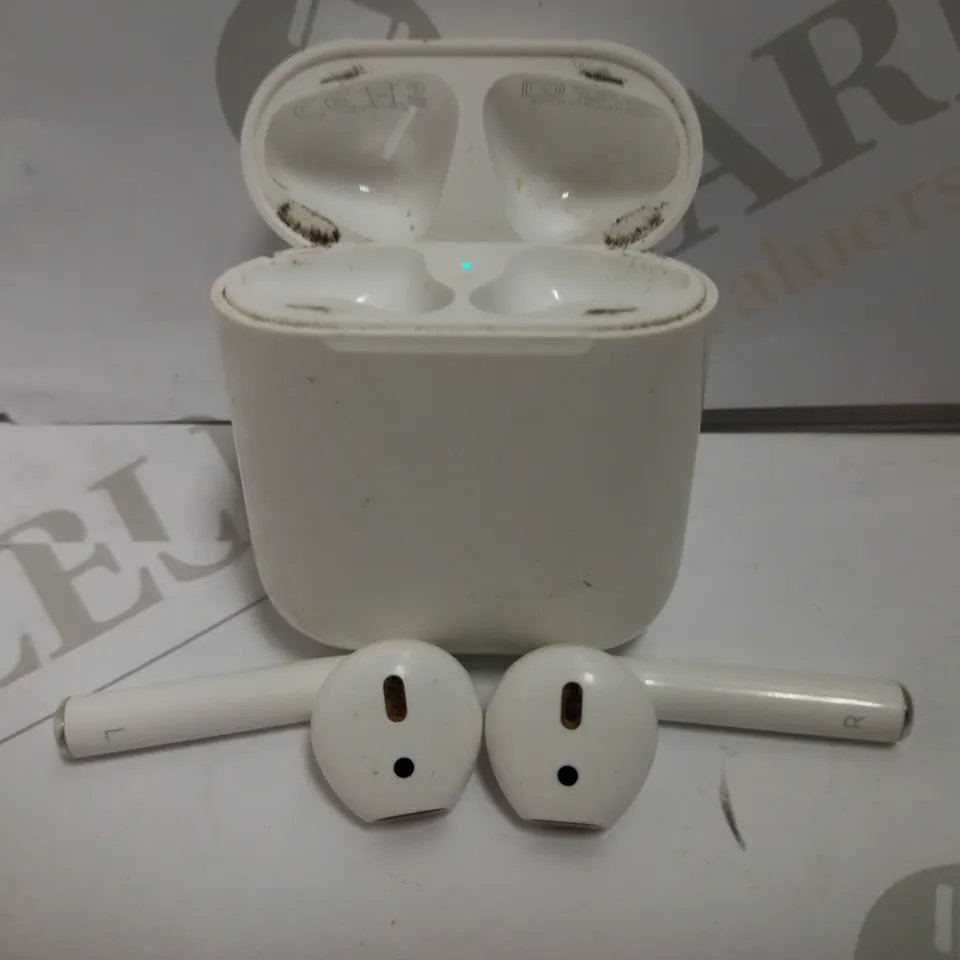 1ST GENERATION APPLE AIRPOD BUDS