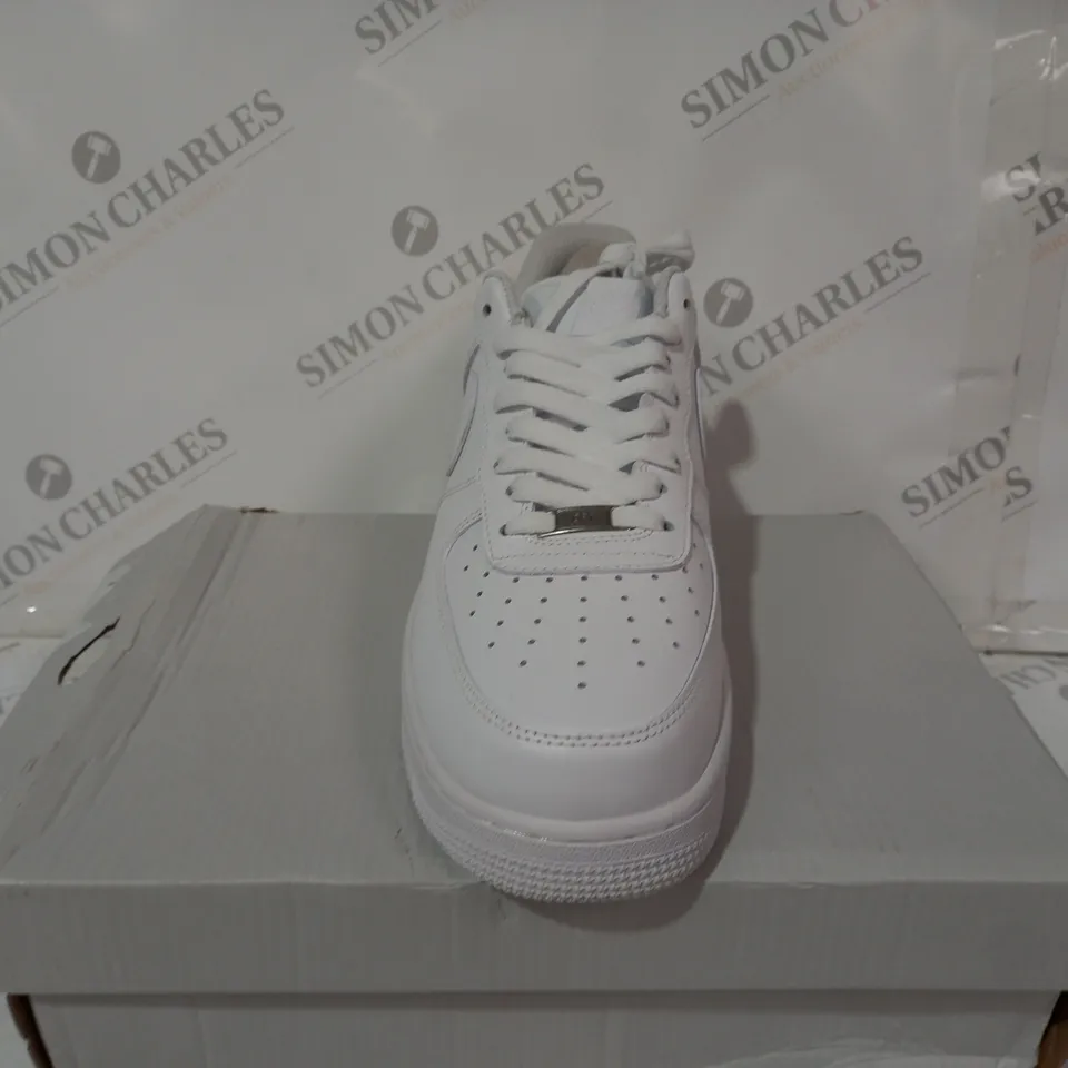 NIKE AIRFORCE 1 WHITE SIZE 9.5