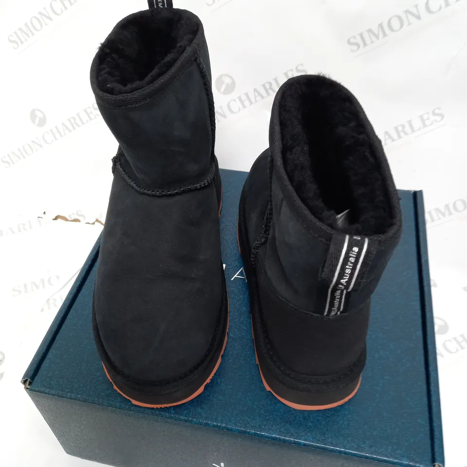 BOXED PAIR OF EMU AUSTRALIA SHARKY MINI BOOTS IN BLACK - UK 7