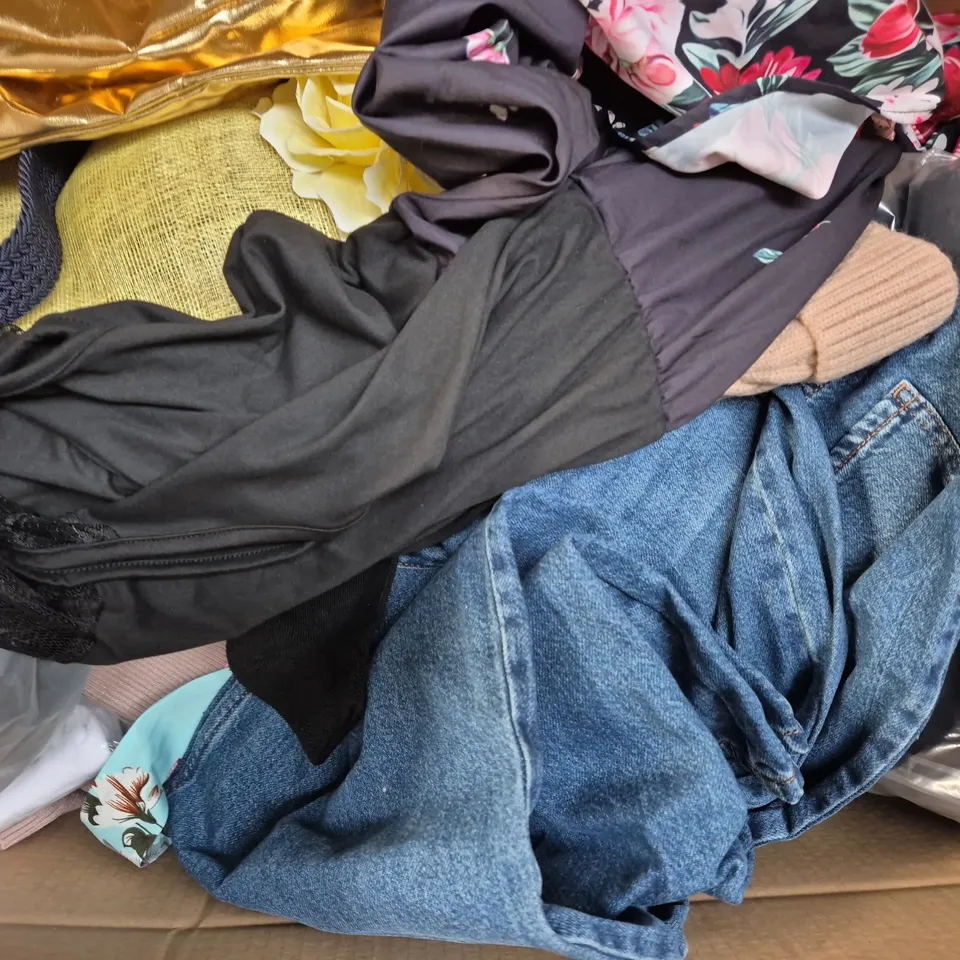 APPROXIMATELY 25 ASSORTED CLOTHING AND FASHION PRODUCTS IN VARIOUS STYLES AND SIZES - COLLECTION ONLY