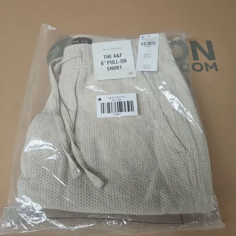 BAGGED ABERCROMBIE & FITCH 6" PULL-ON SHORTS IN LIGHT BEIGE - XS