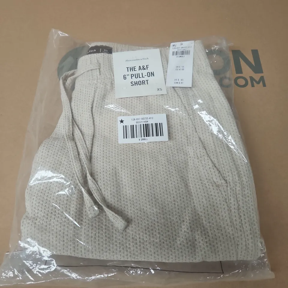 BAGGED ABERCROMBIE & FITCH 6" PULL-ON SHORTS IN LIGHT BEIGE - XS