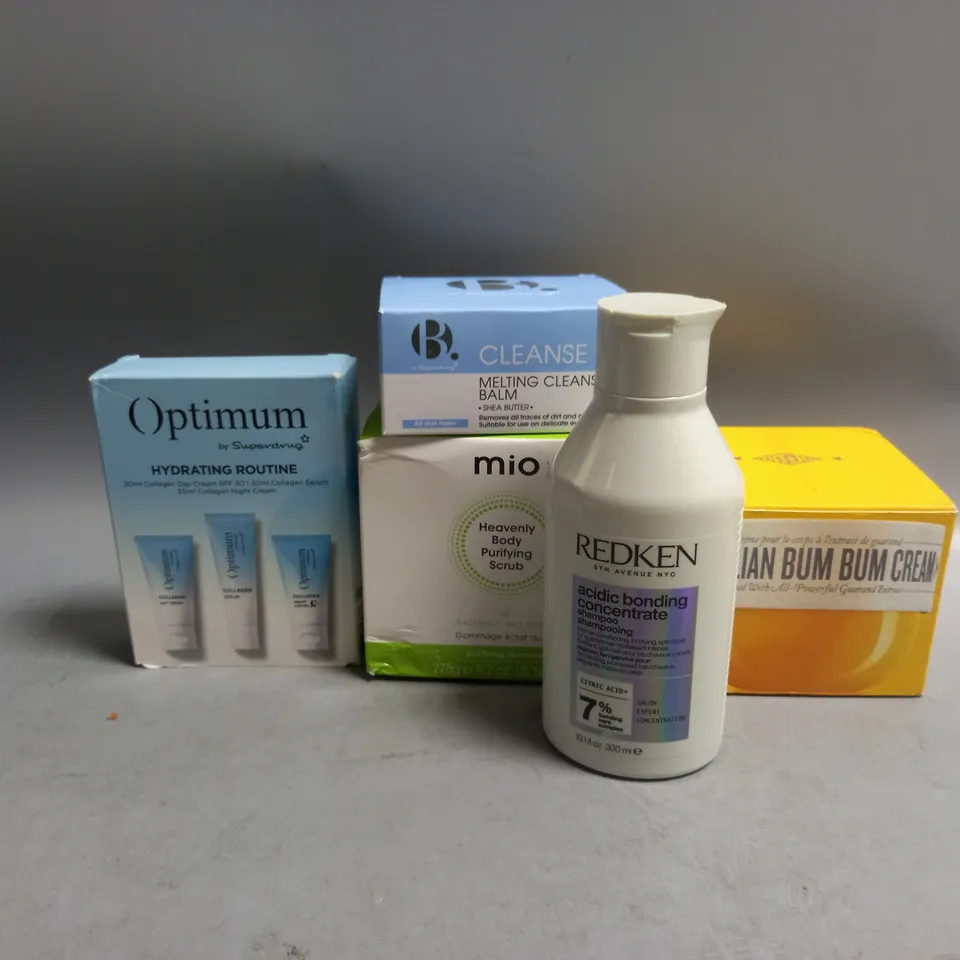 APPROXIMATELY 5 ASSORTED HEALTH AND BEAUTY PRODUCTS TO INCLUDE REDKEN ACIDIC BONDING CONCENTRATE SHAMPOO, MIO RADIANCE SALT SCRUB, BRAZILIAN BUM BUM CREAM 